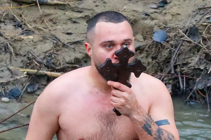 Златко Златев за трети път извади  Богоявленския кръст от река Осъм край село Козар Белене