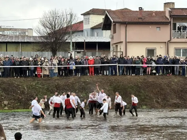 Ивайло Тодоров от Монтана извади Богоявленския кръст от ледените води на Огоста