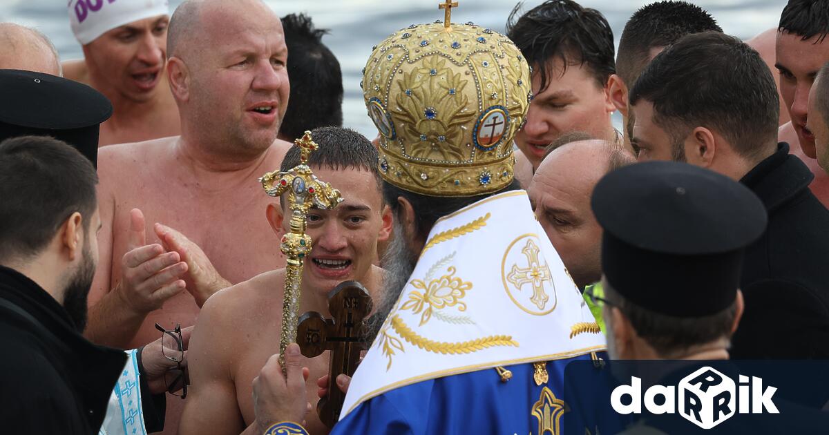 Васил Борисов на 18 години извади богоявленския кръст от водите
