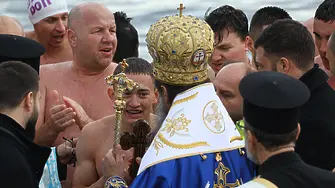 Мъж прекъсна патриарх Даниил и извика "Хвърляй кръста", след напрежение полицията се намеси