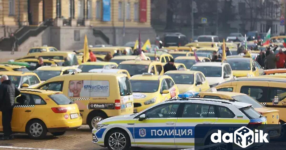 В новогодишната нощ клиентите на таксиметровите услуги трябва да имат