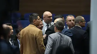 Глобиха депутатите с над 773 000 лева за бягство от работа