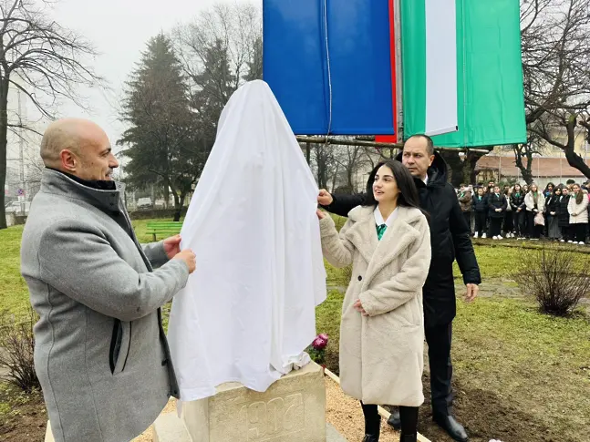 СУ „Христо Ботев“ Враца откри нов паметник на патрона си