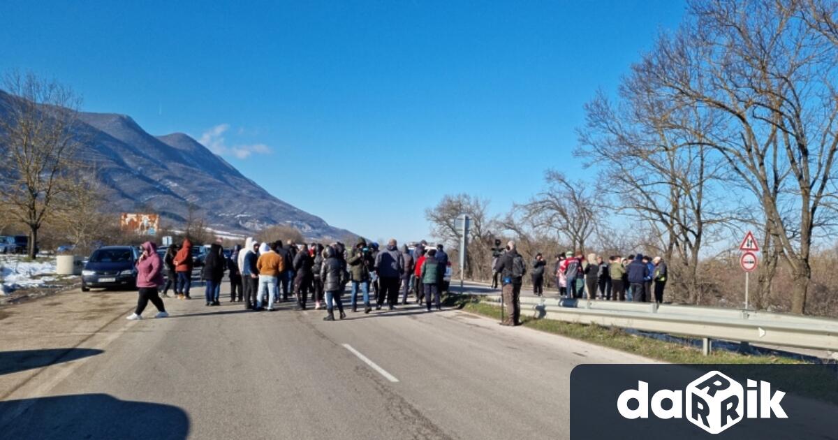 На протест излязоха жителите населата Нефела Власатица и Бели извор