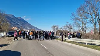 Протест срещу липсата на електричество събра хора от 3 селища на Е-79 