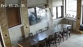 На косъм от трагедия: Вятър събори дърво върху заведение във Враца