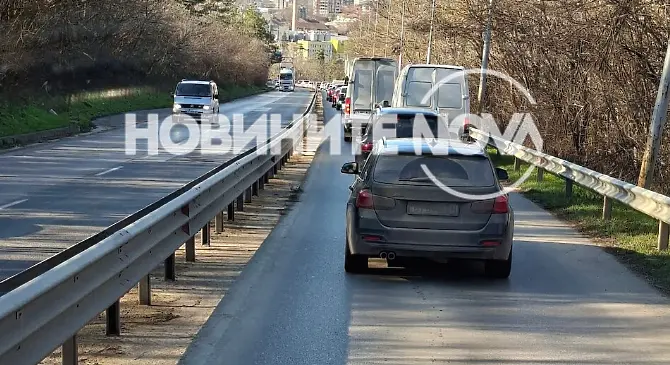 Верижна катастрофа затруднява движението по пътя София - Варна край Велико Търново