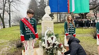 СУ „Христо Ботев“ Враца откри нов паметник на патрона си