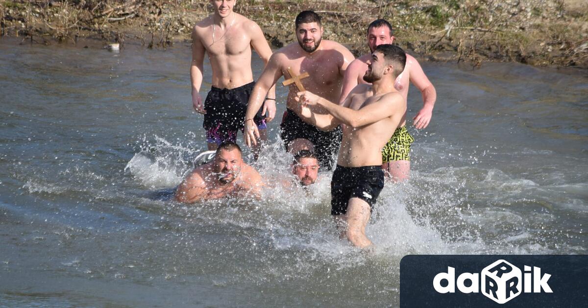 С тържествен водосвет и стотици събрани край моста над река