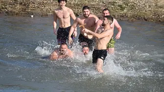 22-годишен извади Богоявленския кръст в Трилистник