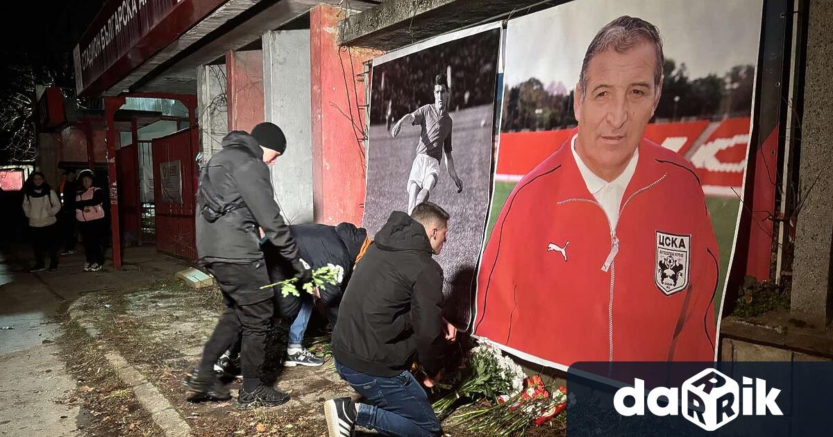 Изградиха възпоменателен кът в памет на Димитър Пенев пред стадиона