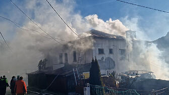 Пожар гори в къща и плевня в Смолян, има пострадал