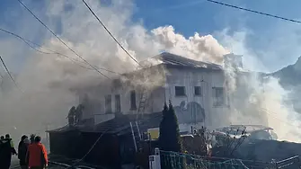 Пожар гори в къща и плевня в Смолян, има пострадал