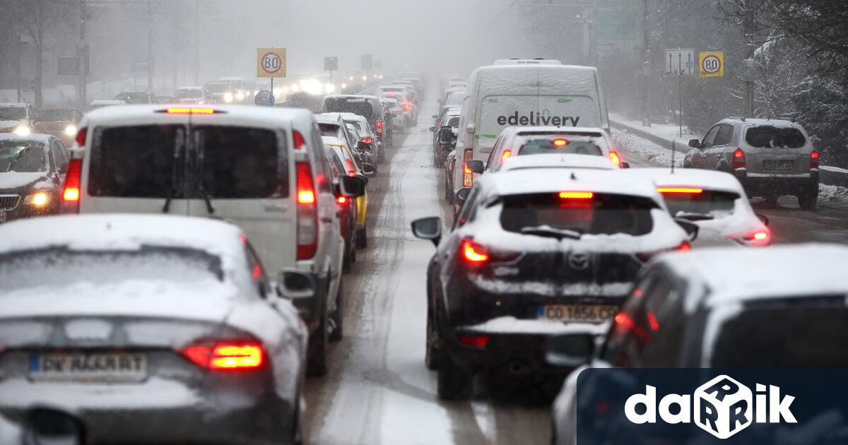 Заради усложнената зимна обстановка в София Пътна полиция СДВР отправя
