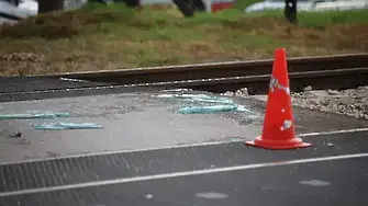 Най-малко 22 загинали, след като кран падна върху влак 