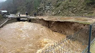 Скъсан мост „откъсна“ жителите на село в Родопите, рекичката се превърна в стихия