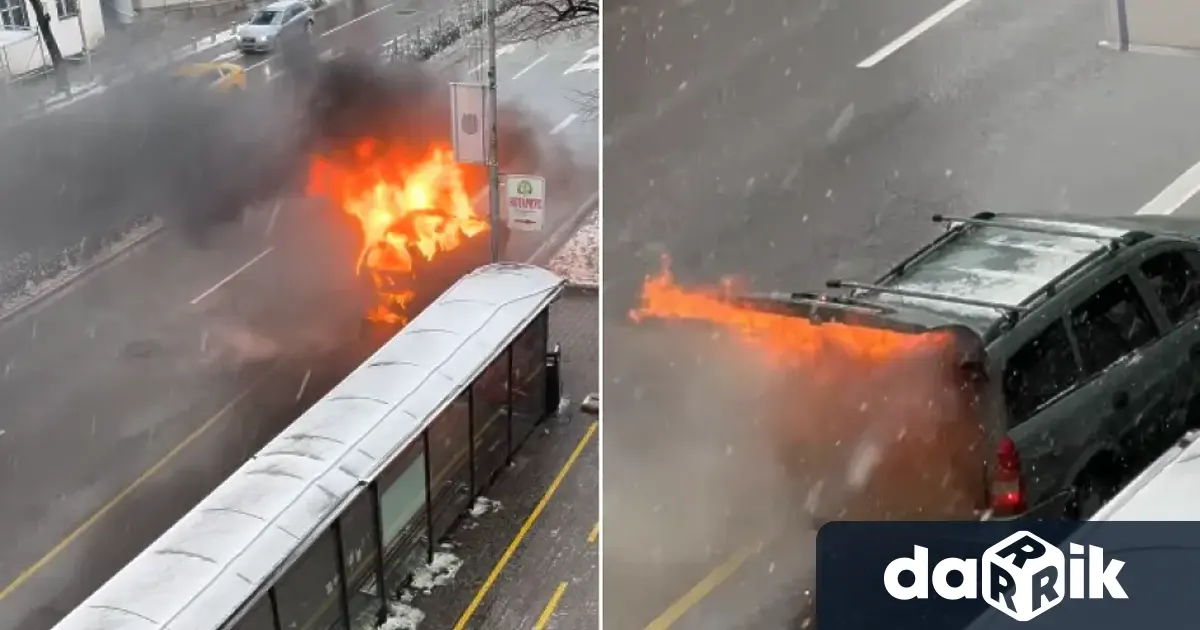 Видео разпространено в социалните мрежи показва как лек автомобил гори