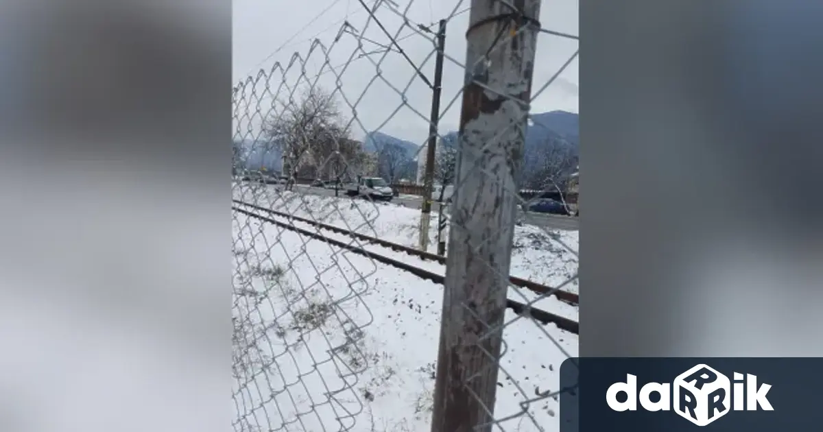 Само часове след монтирането ѝ предпазната ограда по железопътната линия