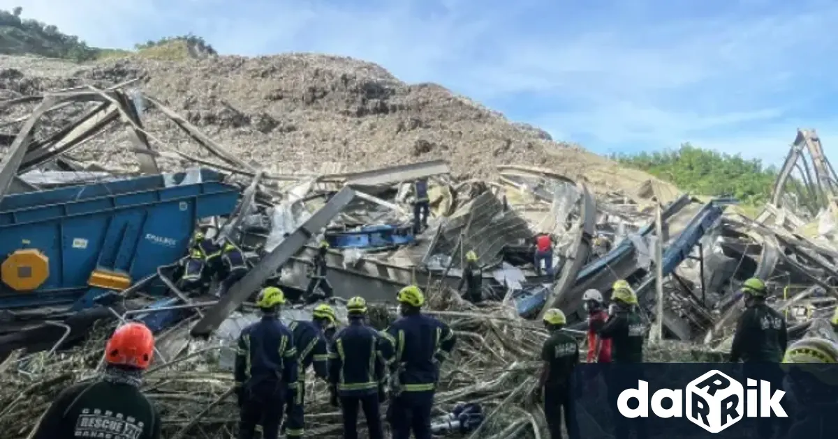 Лавина от боклук и отломкизатрупа и блокира работници в ниски