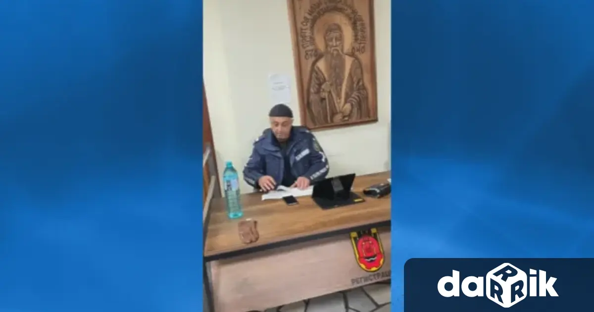 Полицай връчва глоби на входа на община Перник За практиката