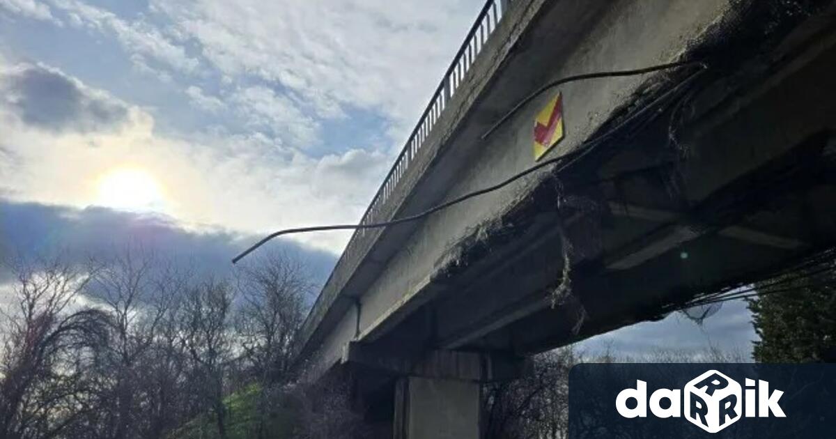 Товарен камион се удари в мост на Подбалканския път и