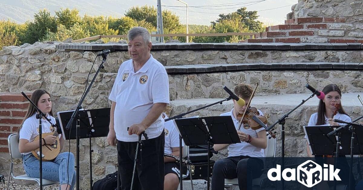 Уважаваният и дългогодишен учител по цигулка и диригент на китаро