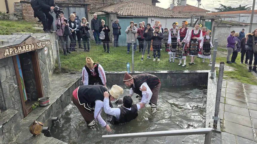 Традицията „Къпанак“ събра жители и гости на Ивановден в карловския квартал Сушица