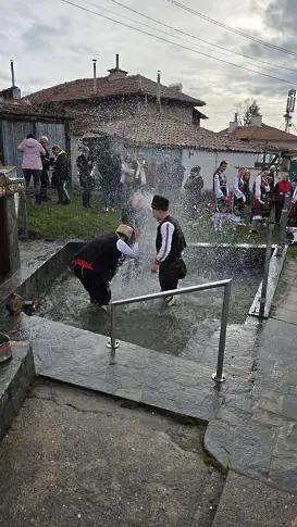 Традицията „Къпанак“ събра жители и гости на Ивановден в карловския квартал Сушица