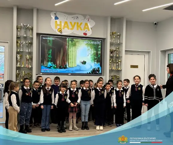  Ученици от НУ „ Патриарх Евтимий “ не престават самодейността „ Урок по добрина “ 