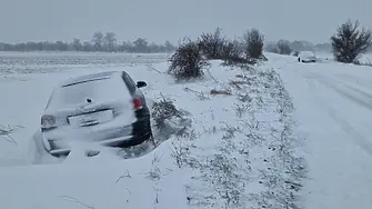 Лека кола се завъртя и катастрофира на Е-79 край Монтана
