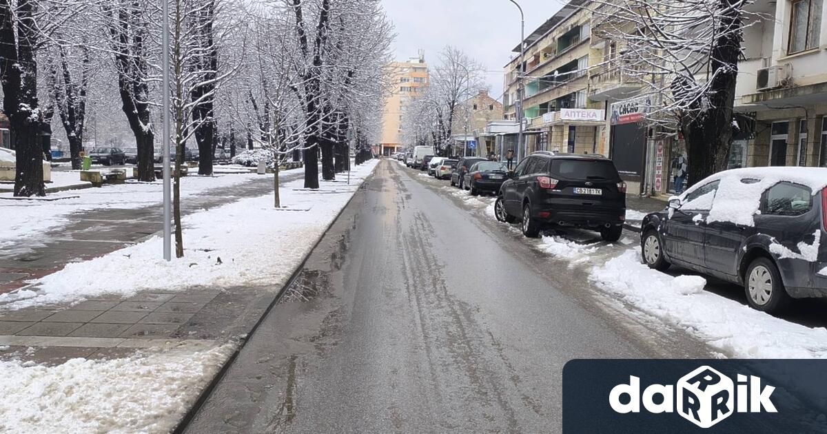 Зимната обстановка в община Мездра постепенно се нормализира след падналия