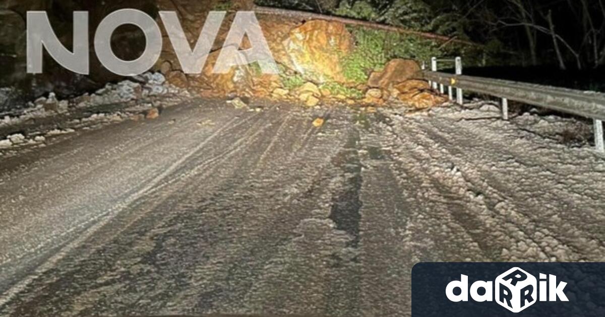 Голямо свлачище затвори пътя Девин–Смолян тази вечер Тонове скали пръст