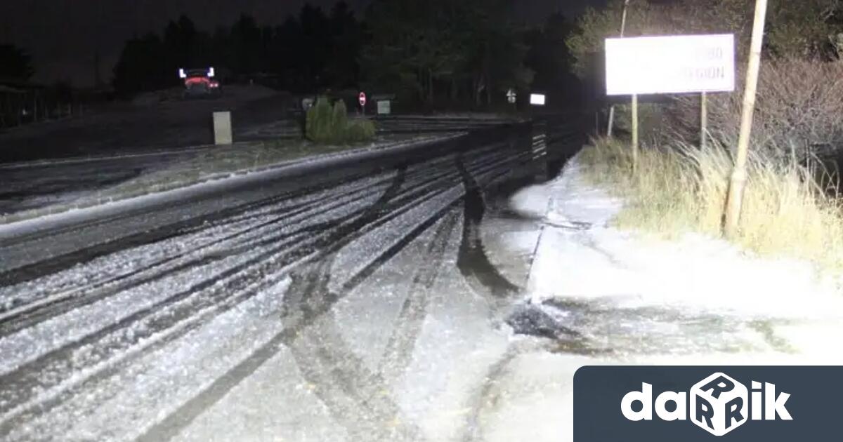 На прохода Шипка вали слаб сняг пътната настилка е мокра