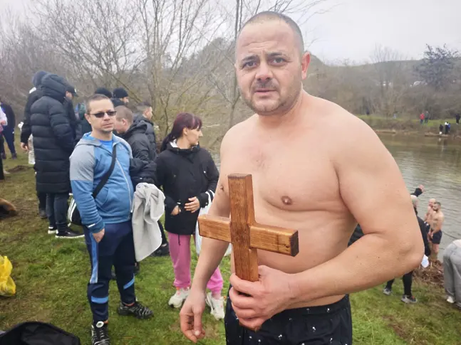 Кметът на Плевен награди победителя, извадил кръста на Богоявление