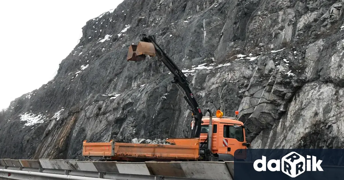 Временно е ограничено движението по път II 82 София –