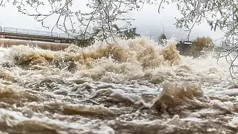 Силна буря: Морето погълна плаж и крайбрежна алея, приливни вълни заляха автомобили