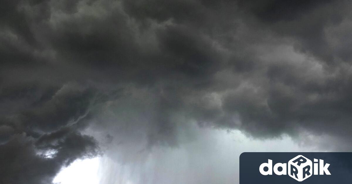 Ураганен вятър събори керемиди и комини от къщи както и