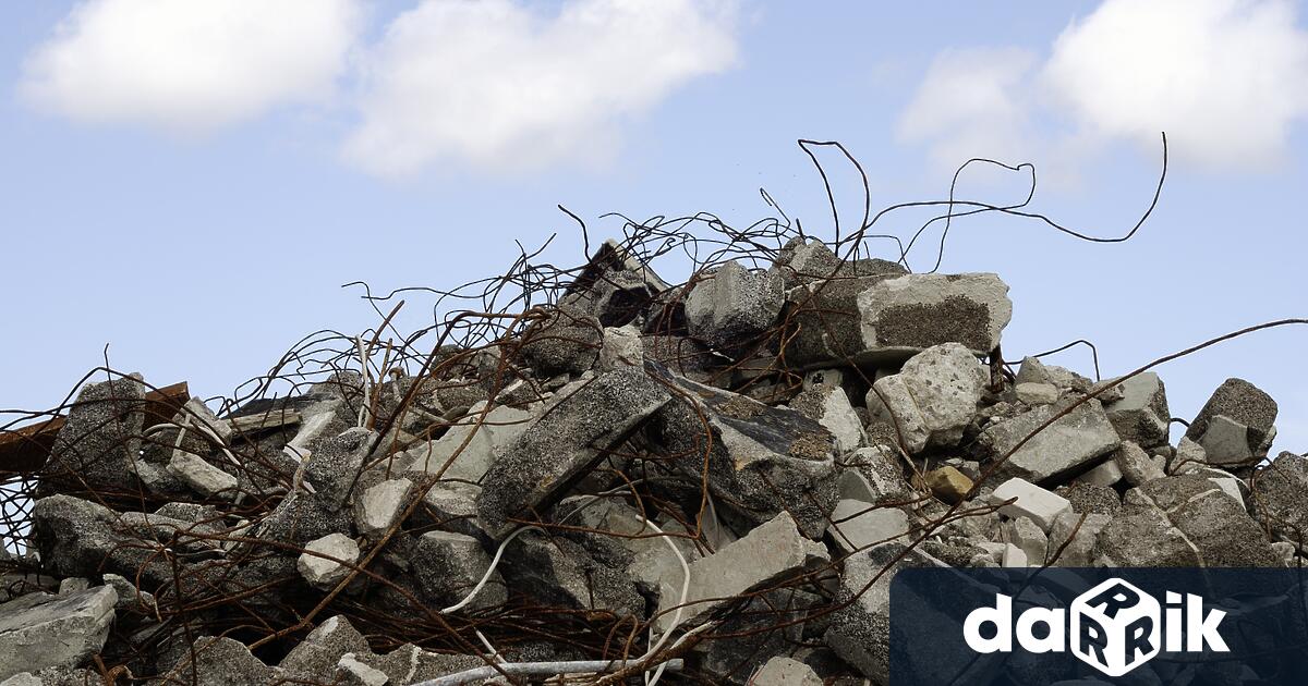 Трима души загинаха при срутването на жилищна сграда в Албщат