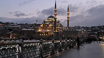 Училищата в Истанбул затвориха заради студеното време и валежите от сняг