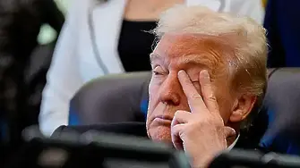 Тръмп бе заснет да показва среден пръст на работник в автомобилен завод (ВИДЕО)