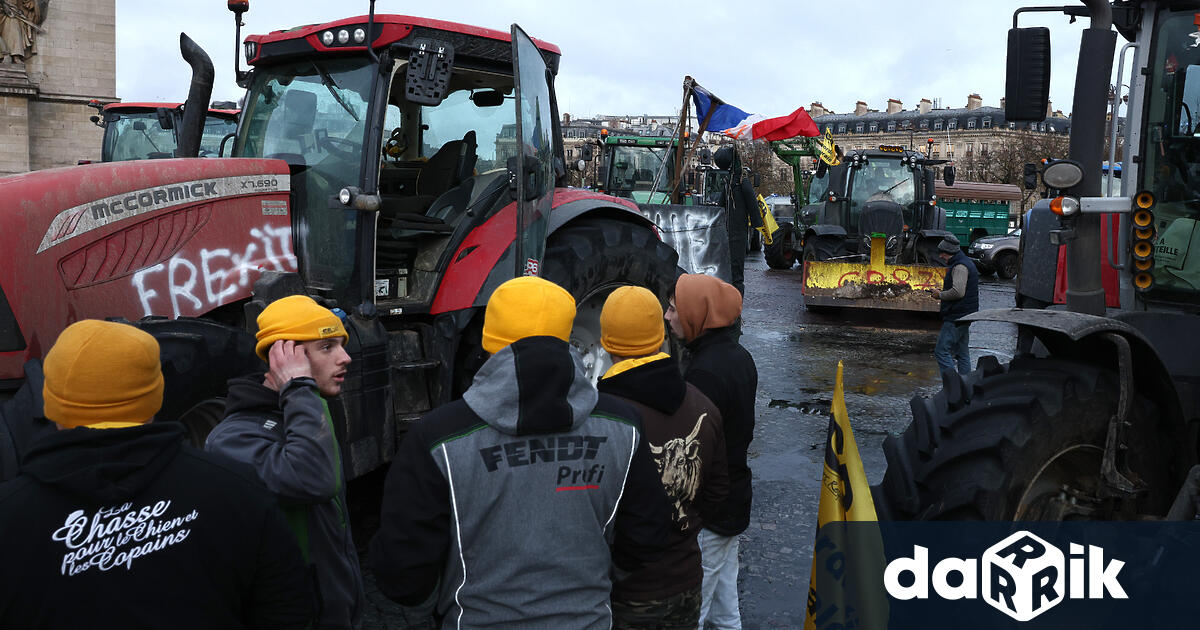 Окупация на емблематичния булевард Шанз Елизе с трактори тази сутрин