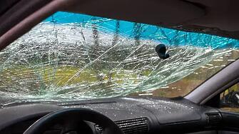 Младеж потроши седем коли с камъни в Пловдив