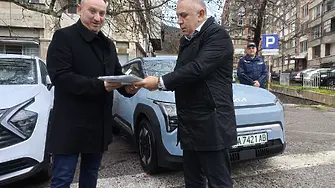 Три автомобила дари Сливенска община на полицията в града