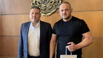 Кметът на Плевен награди победителя, извадил кръста на Богоявление