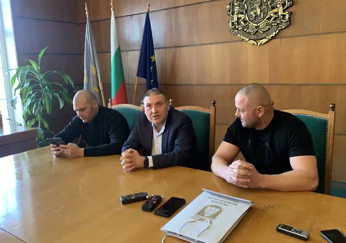 Кметът на Плевен награди победителя, извадил кръста на Богоявление