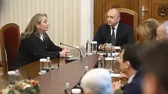 Президентът Румен Радев връчва днес първия мандат