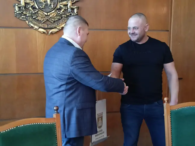 Кметът на Плевен награди победителя, извадил кръста на Богоявление