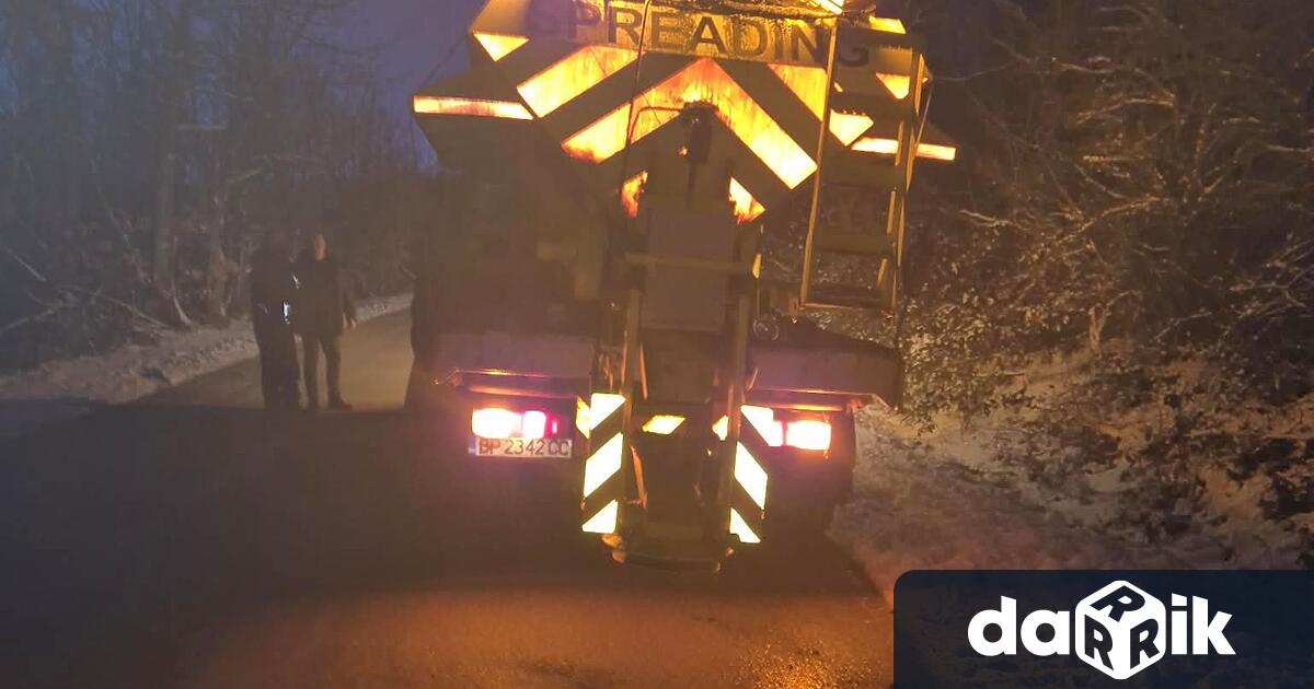 Продължава опесъчаването на пътищата от четвъртокласната пътна мрежа w община