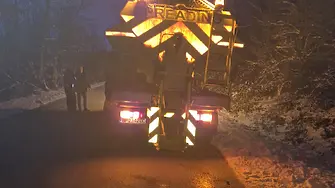 Продължава опесъчаването на пътищата от четвъртокласната пътна мрежа в община Мездра