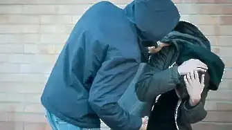 Задържаха мъж, набил жена си на спирка в София